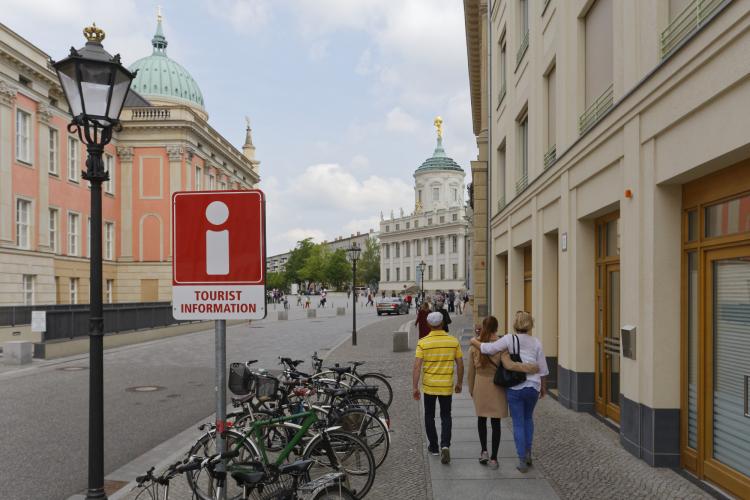 The Tourist Information Old Market is the starting point of numerous guided city tours and the first place to go for information, general advice and event ticketing. – © Andre Stiebitz /PMSG