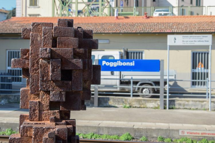 If you arrive in San Gimignano by train, stop in the Poggibonsi train station to see the first of seven site-specific “pixelated” sculptures by Antony Gormley—part of the project "Fai Spazio/Prendi Posto," or Making Space/Taking Place (Arte all’Arte 2004). – © Stefano Cannas / Fondazione Sistema Toscana