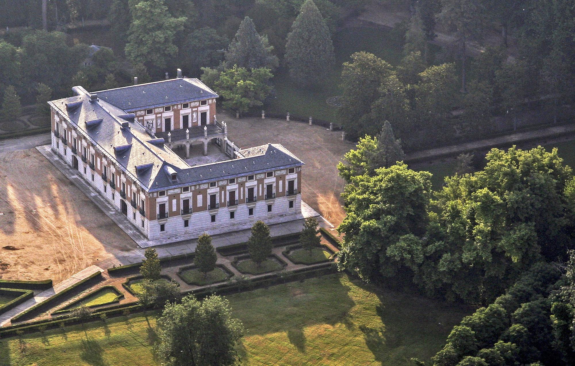 La Maison du labrador, entourée d'une végétation exotique et de magnifiques fleurs, se trouve dans le jardin du Prince. – © Antonio Castillo López