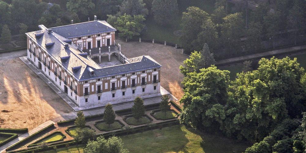 Vue du ciel de la Casa del Labrador, située dans la partie est du Jardin du Prince et entourée de magnifiques jardins fleuris et plantes exotiques. – © Antonio Castillo López