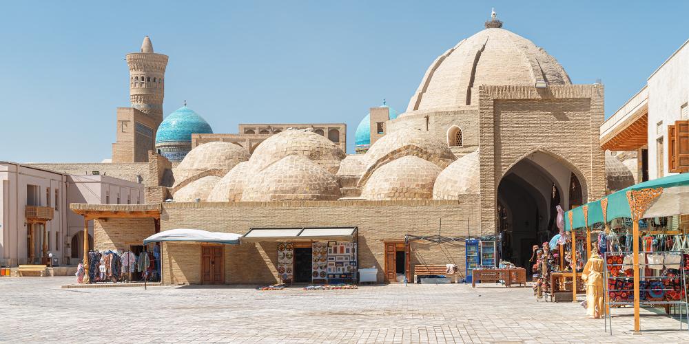 The trading dome of Toqi Zargaron in Bukhara in Uzbekistan – © Efired / Shutterstock The trading dome of Toqi Zargaron in Bukhara in Uzbekistan – © Efired / Shutterstock