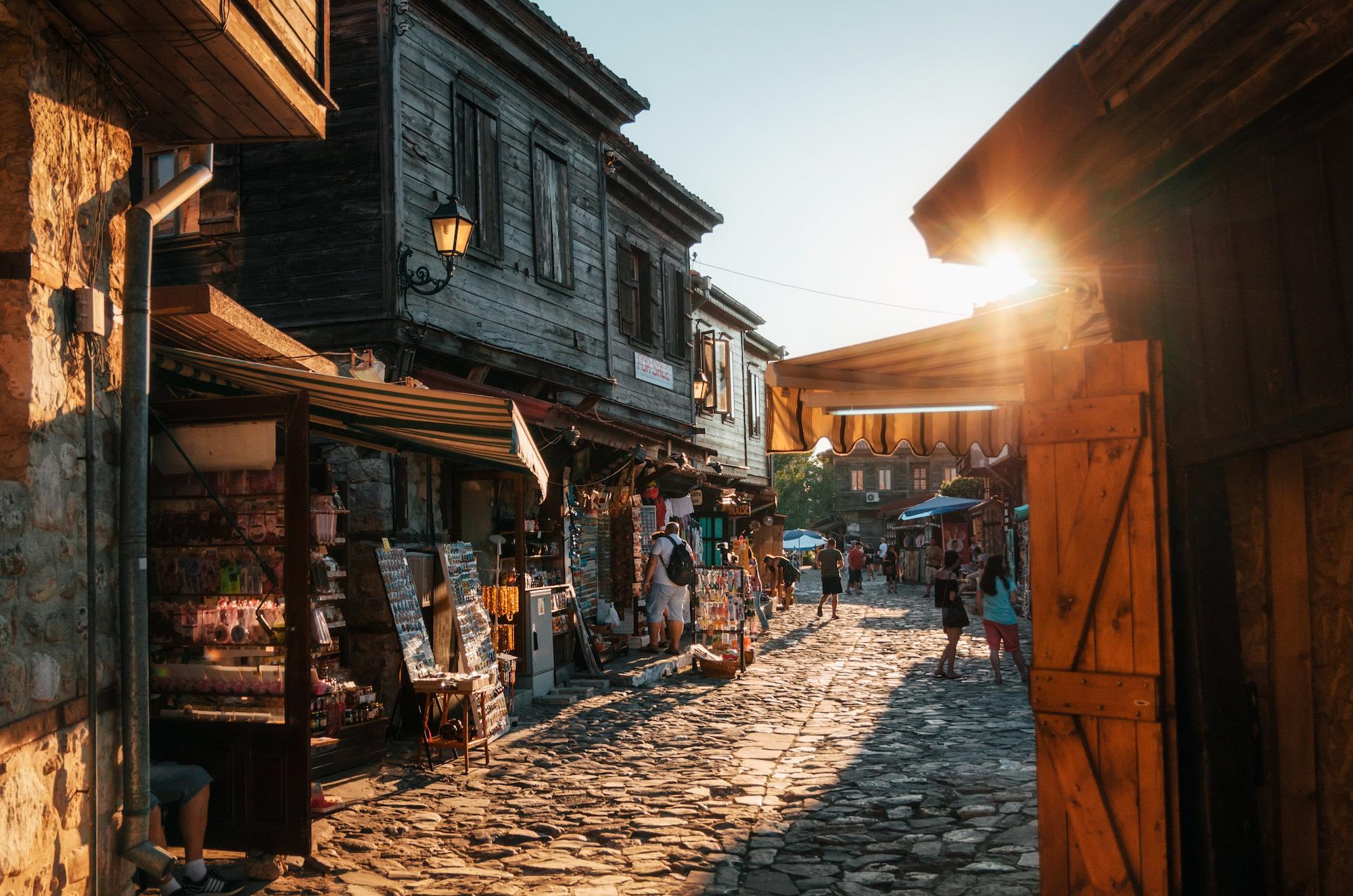 The cobblestone pedestrian streets of ancient Nessebar are filled with cafes, restaurants and souvenir shops. – © Andrei Bortnikau / Shutterstock