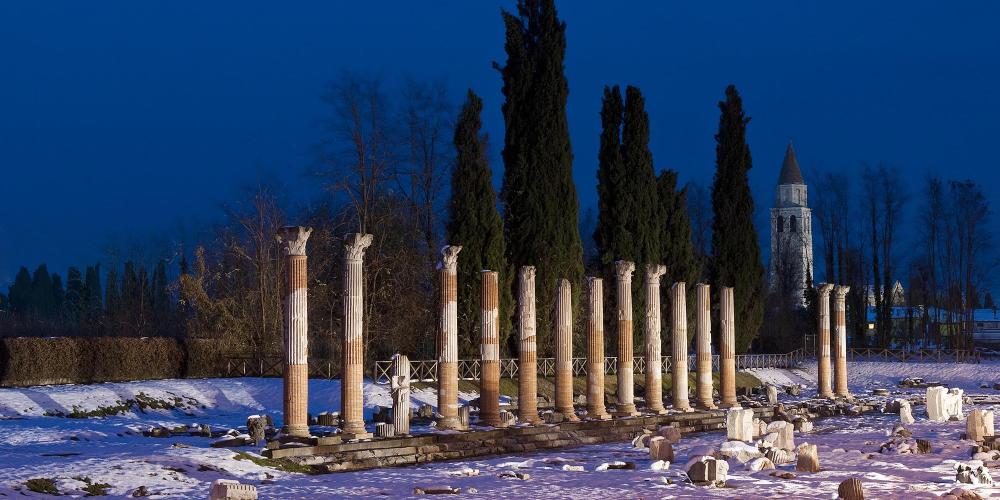 Le forum romain, datant du Ie siècle après J.C., est magnifique tout au long de l'année, même sous la neige, qui masque la cour pavée. – © Gianluca Baronchelli
