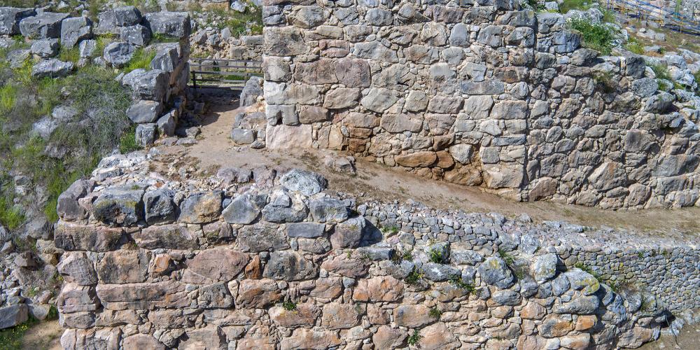 Vue de la longue rampe et de la tour, entrée grandiose de la citadelle de Tirynthe. – © Ministère Hellénique de la Culture et des Sports / Ephorie des Antiquités d'Argolide