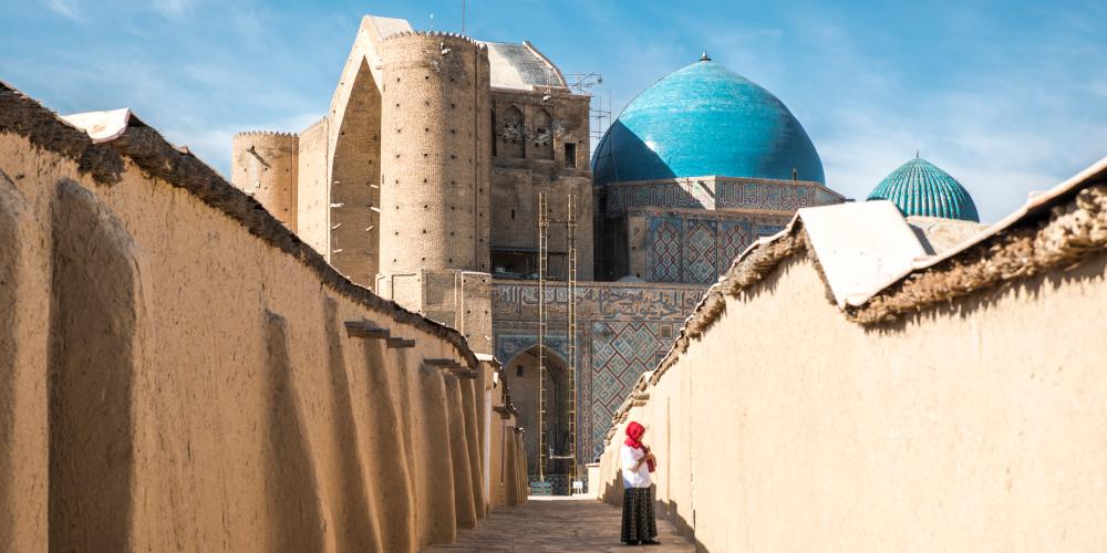 Alleyway leading to the Mausoleum of Khoja Ahmed – © leszczem / Shutterstock