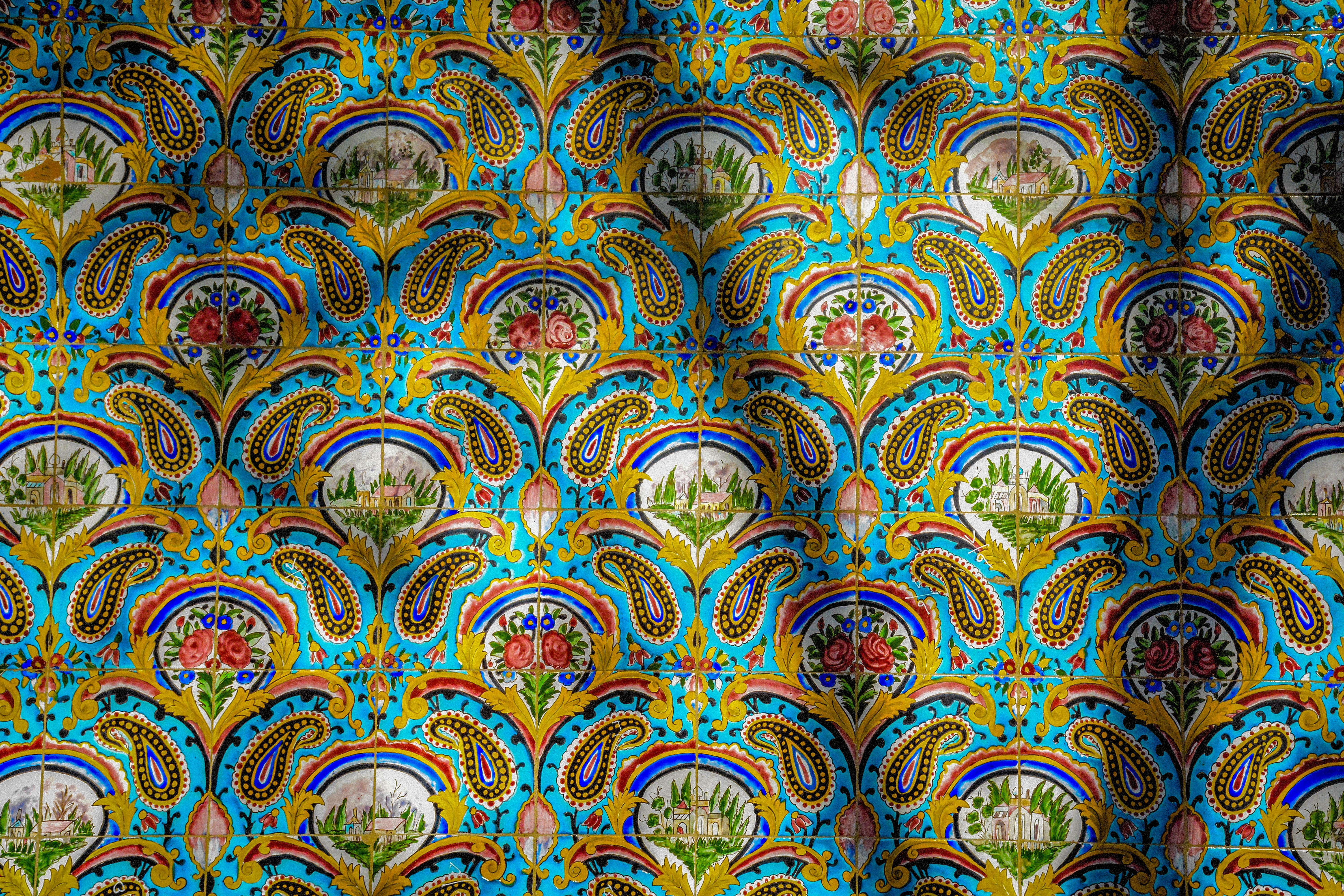 Details of paintings done on mosaic tiles, Golestan Palace – © Hamed Mirzahosseini / Shutterstock