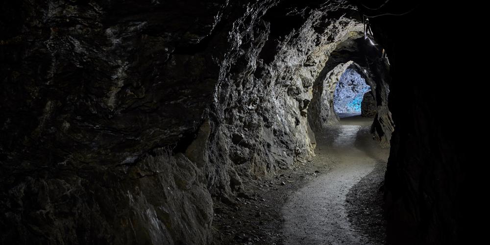 The narrow tunnels, driven into the mountain with the simplest tools—hammer and chisel—give an idea of how hard the miners' work must have been. – © Stefan Sobotta The narrow tunnels, driven into the mountain with the simplest tools—hammer and chisel—give an idea of how hard the miners' work must have been. – © Stefan Sobotta