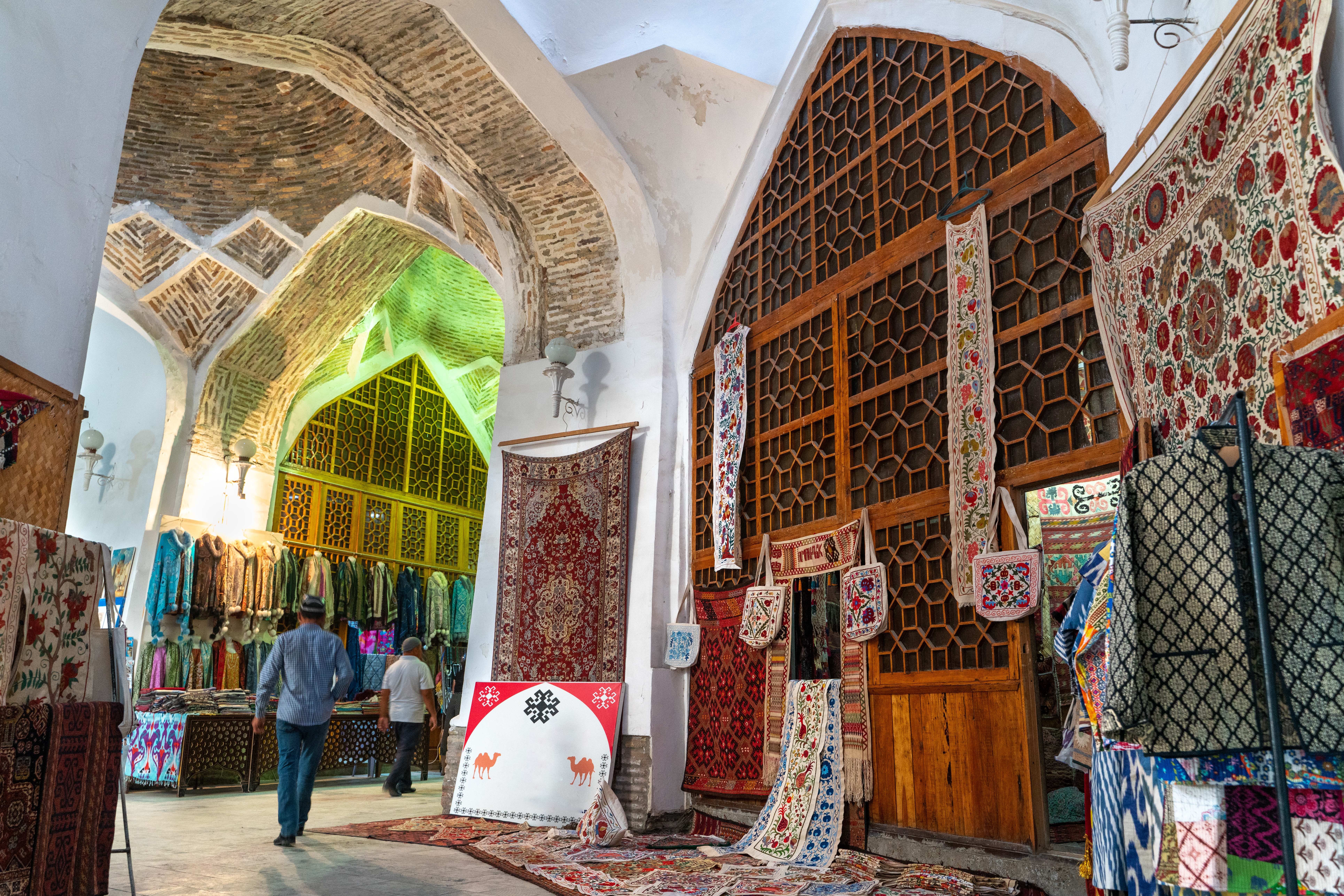 Old carpet covered market in Bukhara, Uzbekistan – © Nomad1988 / Shutterstock