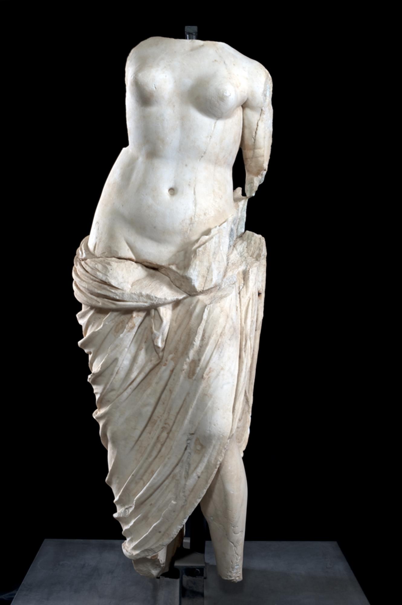The Statue of Venus in Pentelic Marble (1st century A.D.) from the Roman Theatre of Teanum Sidicinum. – © Teano