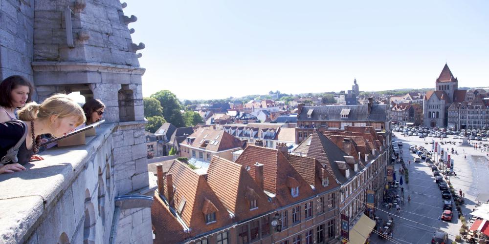The terrace provides a wonderful view of the city – © Ville Tournai The terrace provides a wonderful view of the city – © Ville Tournai