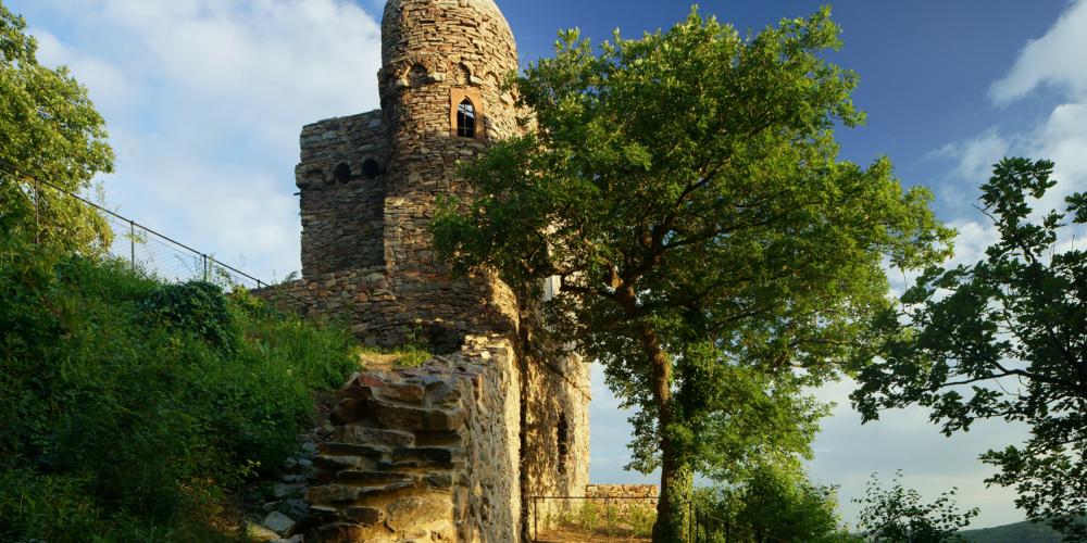 The Rossel is an artificial ruin, one of the earliest of its kind in Germany. It is situated at the highest point of Ostein’s Niederwald. – © Kilian Schönberger / Staatl. Schlösser und Gärten Hessen