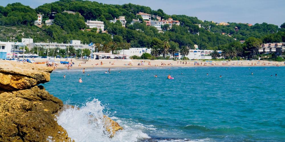The mild climate means the water is perfect for swimming from June to September, and sun-lovers can lie out or simply stroll along the coast practically all year round. – © Alberich Fotografs / Tarragona Tourist Board The mild climate means the water is perfect for swimming from June to September, and sun-lovers can lie out or simply stroll along the coast practically all year round. – © Alberich Fotografs / Tarragona Tourist Board