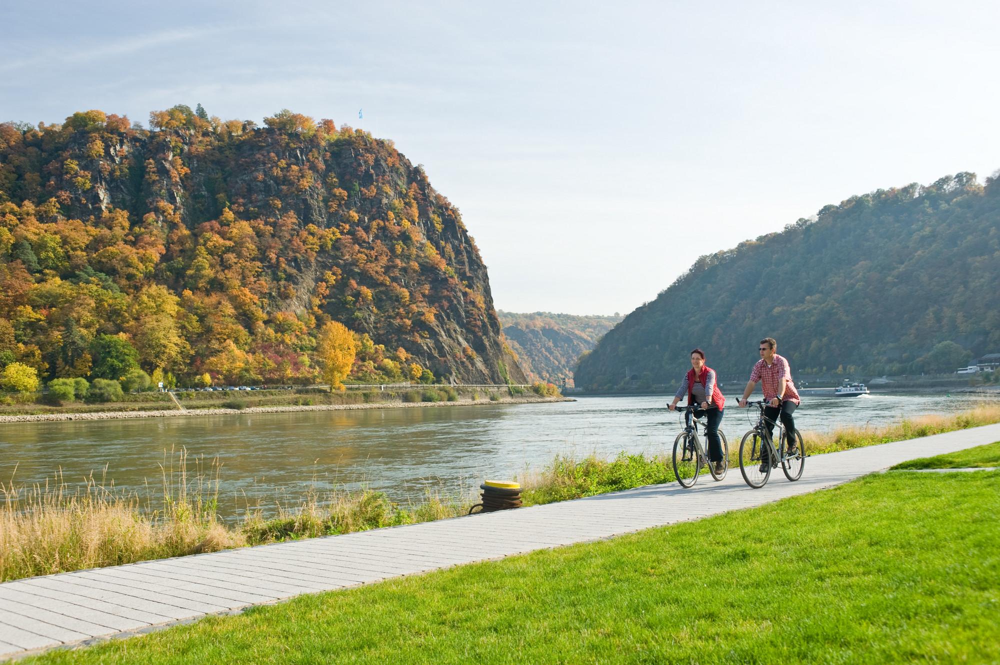 Following the river, the Rhine Cycle Route passes the Loreley Rock. – © Dominik Ketz / Romantischer Rhein Tourismus GmbH