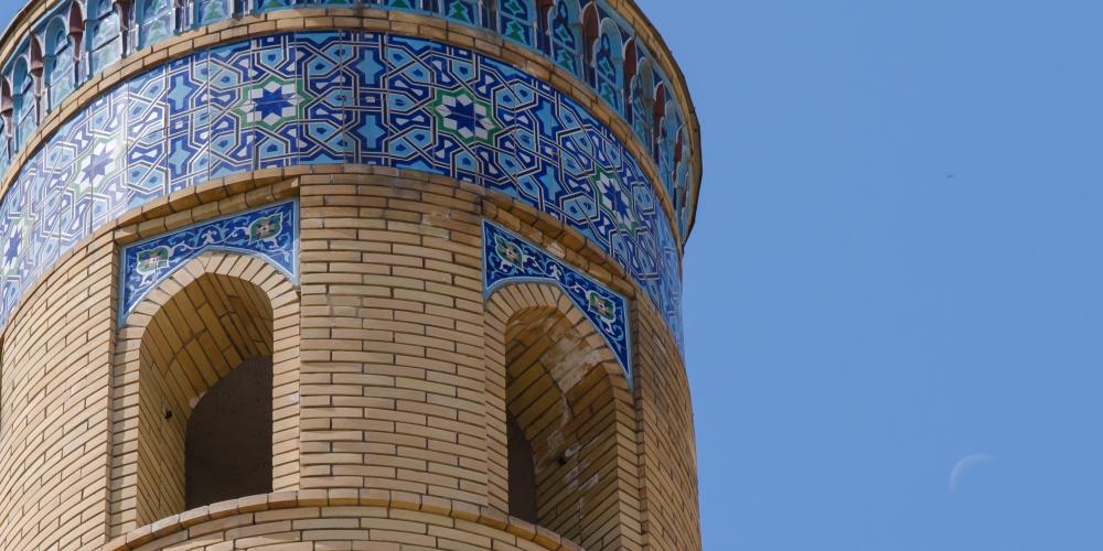 Intricate tiling of a Uzbek mosque minaret – © far5n10v / Unsplash