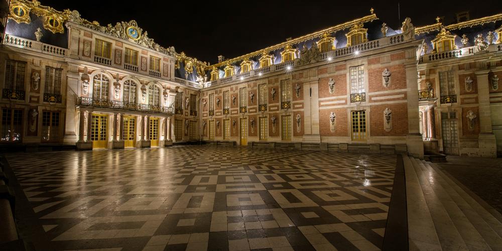 Located behind the Royal Gate, the Marble Courtyard was part of the original hunting pavilion. Louis XIV had it decorated with black and white marble squares from Vaux-le-Vicomte. – © Thomas Garnier