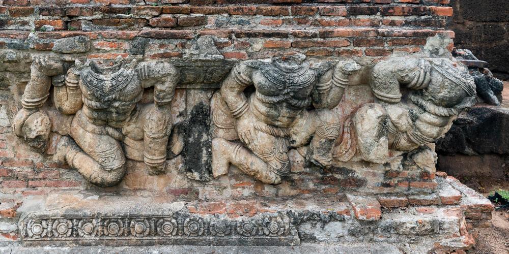 Some of the stucco decorations that remain on the gallery around the central prang. – © Michael Turtle