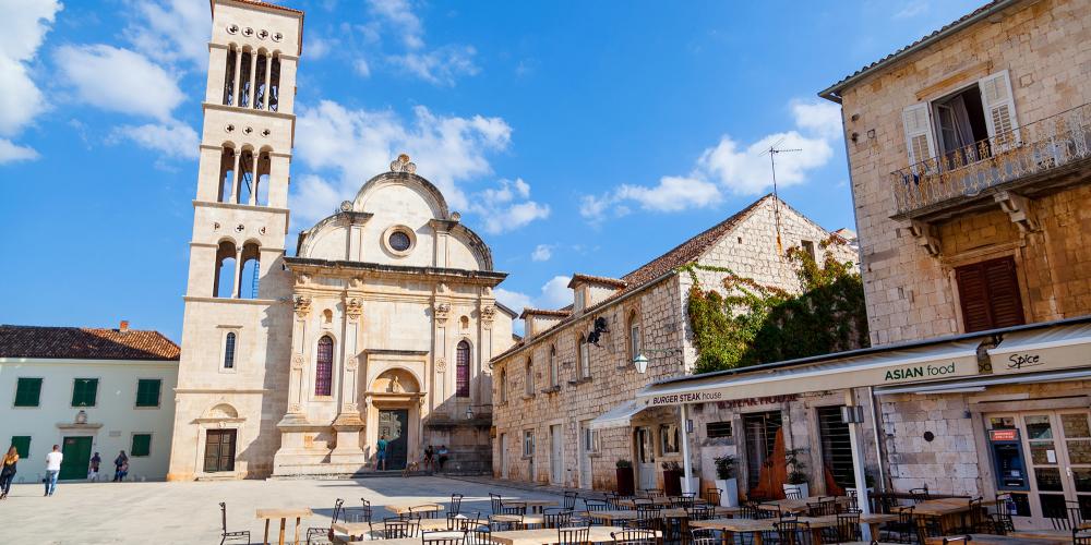 There are few island experiences like a relaxing coffee on Hvar Town's main square in front of the St. Stephen Cathedral. – © photosmatic / Shutterstock