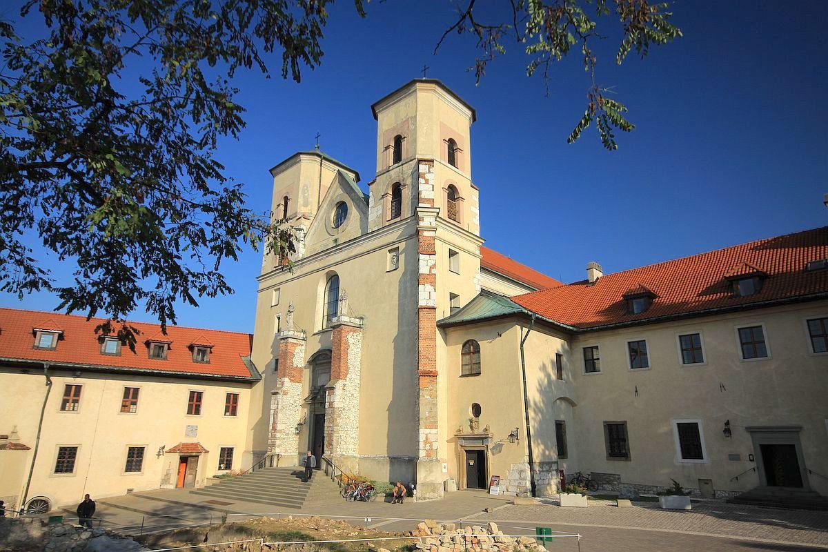 Built, destroyed, and rebuilt throughout a tumultuous history, the Church of Saints Peter and Paul at Tyniec exhibits facets of gothic, baroque and modern styles. – © Mariusz Cieszewski / Ministry of Foreign Affairs of the Republic of Poland