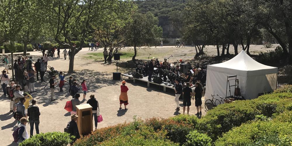 A farmers' market and a music scene settle for two days on the Pont du Gard for the Festival “Garrigue en Fête”. – © EPCC Pont du Gard A farmers' market and a music scene settle for two days on the Pont du Gard for the Festival “Garrigue en Fête”. – © EPCC Pont du Gard