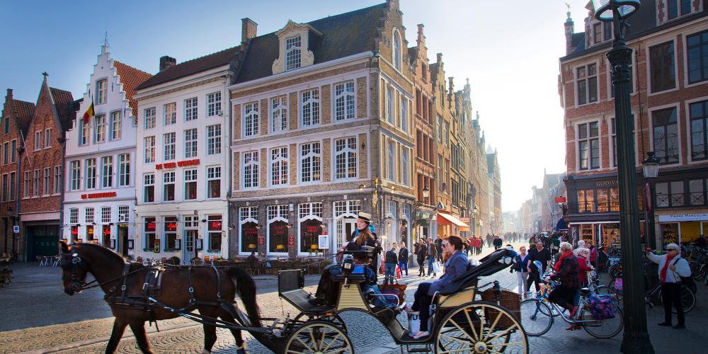 There is more than one way to get around the Market Square. A horse-drawn carriage is a classic choice. – © Jan D'Hondt / VisitBruges