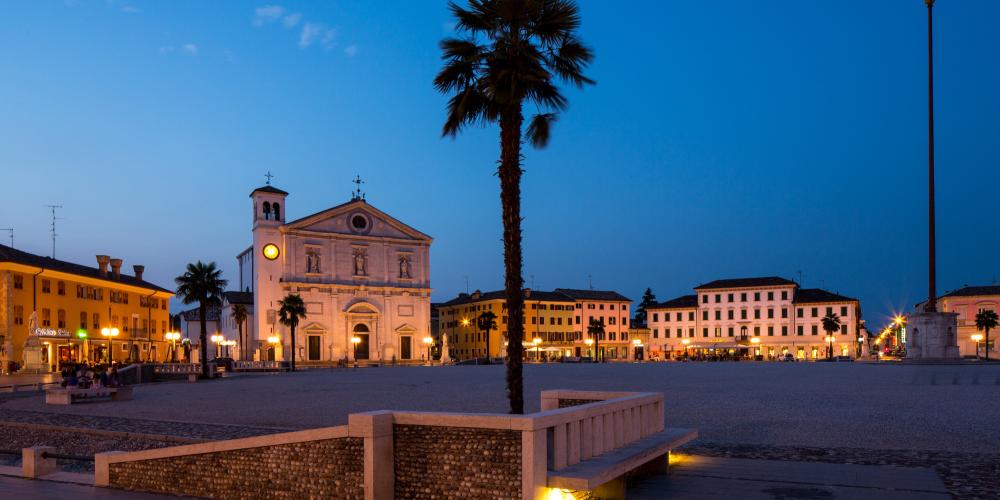 Evening view of Piazza Grande, the main plaza in the center of Palmanova. – © Massimo Crivellari / Archive PromoTurismoFVG