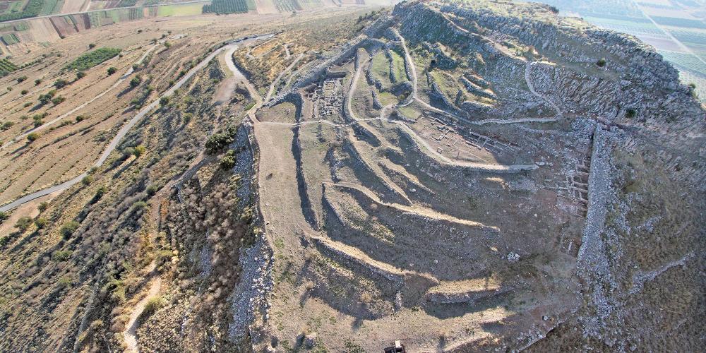 The cyclopean fortifications and the connection of the Acropolis of Midea with the extensive Mycenaean cemetery in the neighbouring Dendra, rank Midea among the major Mycenaean centres of the mainland. – © Hellenic Ministry of Culture and Sport/Ephorate of Antiquities of Argolida