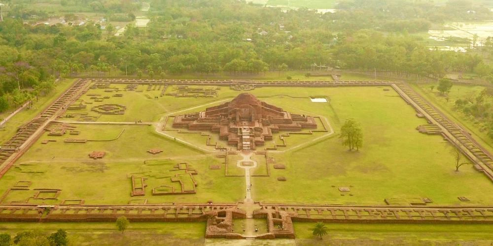 The fort-like outer wall of Somapura Mahavihara is formed by 177 monk cells with one main gateway to enter, in the middle of the north wall. – © Peter Prix The fort-like outer wall of Somapura Mahavihara is formed by 177 monk cells with one main gateway to enter, in the middle of the north wall. – © Peter Prix