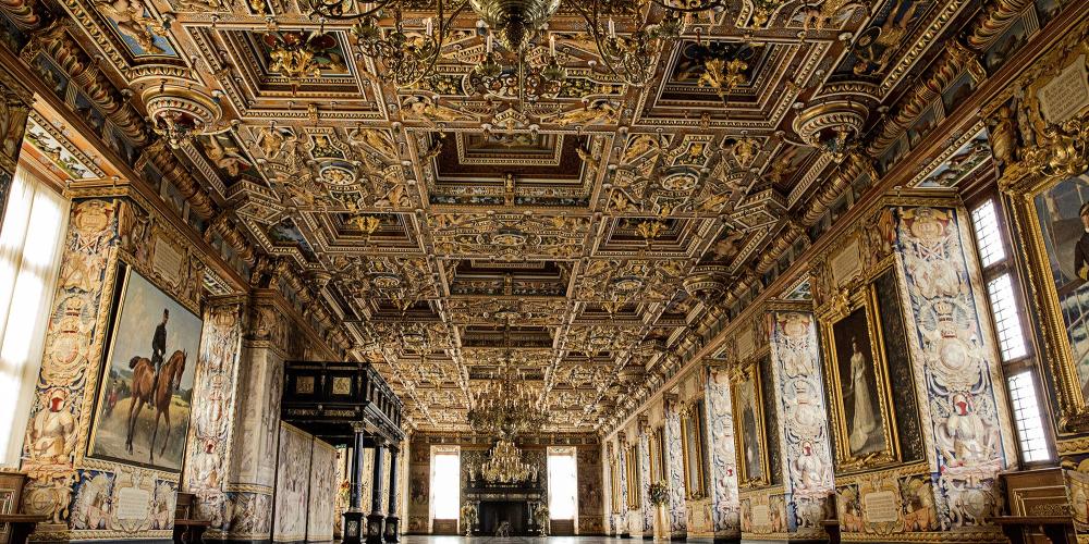 The Great Hall, completely destroyed by fire in 1859, was quickly restored thanks to architectural paintings, sketches, and remnants of the Hall. – © Mew / The Museum of National History at Frederiksborg Castle The Great Hall, completely destroyed by fire in 1859, was quickly restored thanks to architectural paintings, sketches, and remnants of the Hall. – © Mew / The Museum of National History at Frederiksborg Castle