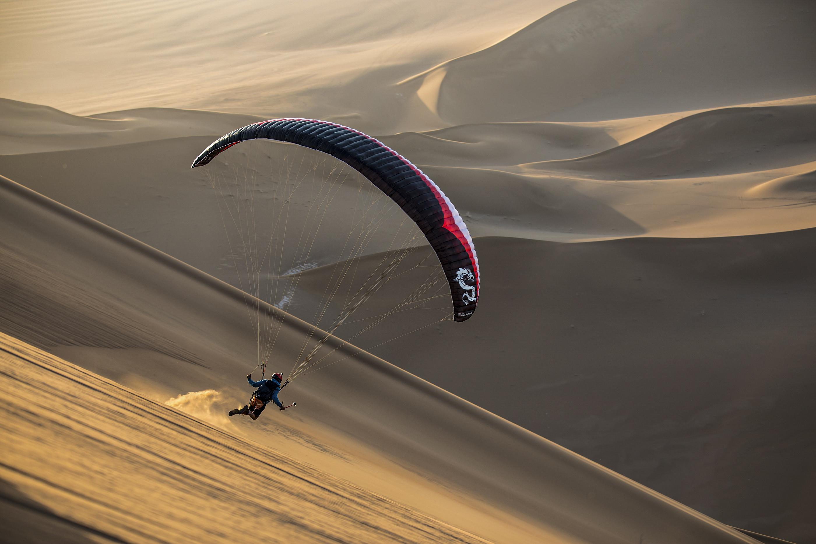 Paragliding in the desert – © Mohsen Adib