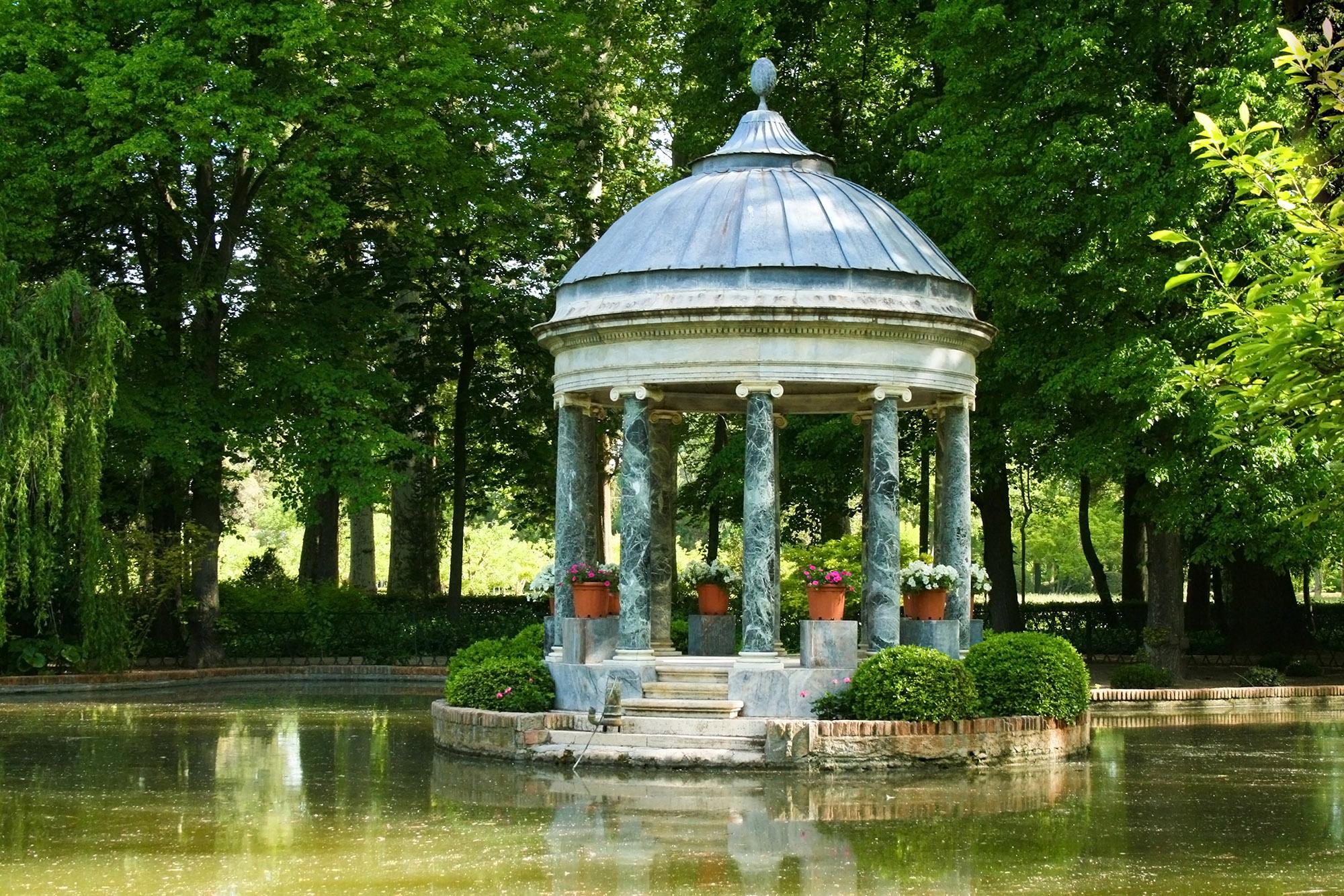 Le Pavillon grec, œuvre de Juan de Villanueva, se trouve dans l'Etang chinois. Une série de colonnes ioniques soutient le plafond, couronné par un ananas en bronze. – © TalyaPhoto / Shutterstock