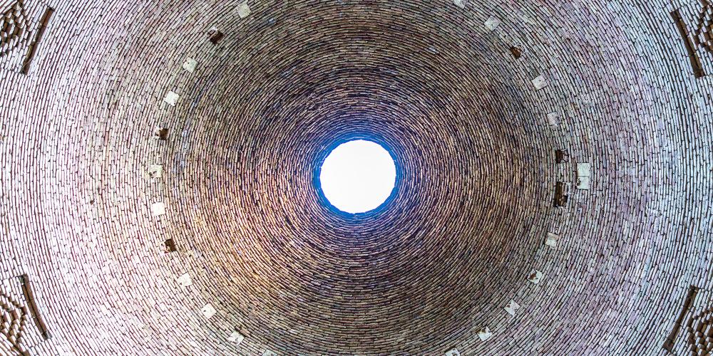 Looking up at the cupola ceiling within the mausoleum – © AlexelA / Shutterstock