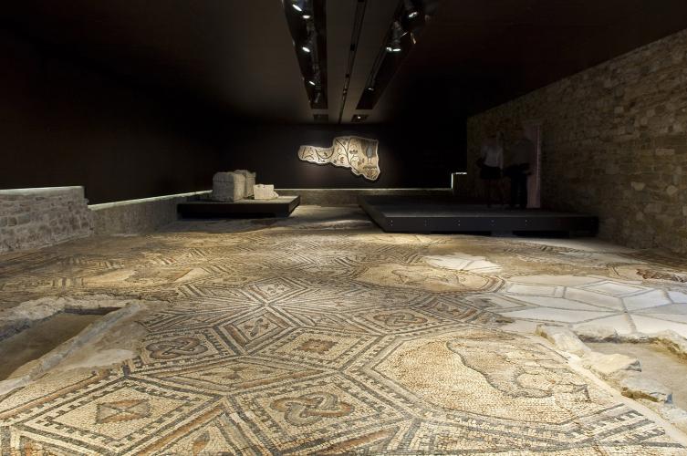 The mosaic floor in the Südhalle and, on the wall in the background, the mosaic with the peacock, a symbol of immortality and an allegory of resurrection. – © Gianluca Baronchelli