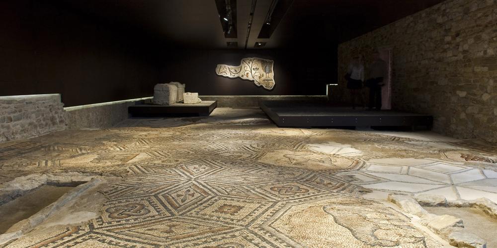 The mosaic floor in the Südhalle and, on the wall in the background, the mosaic with the peacock, a symbol of immortality and an allegory of resurrection. – © Gianluca Baronchelli The mosaic floor in the Südhalle and, on the wall in the background, the mosaic with the peacock, a symbol of immortality and an allegory of resurrection. – © Gianluca Baronchelli
