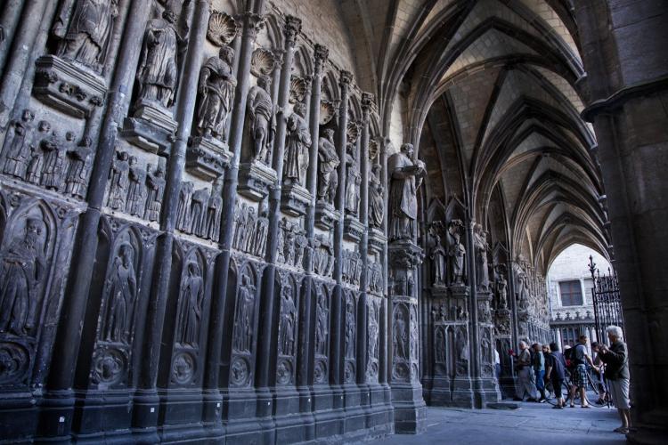 The Place de l’Evêché entrance is fronted by a 14th Century gothic porch decorated with sculptures from various periods, amongst which are figures of prophets and the sculpture of the Virgin, patron saint of the cathedral. – © Jan D'Hondt / VisitWapi