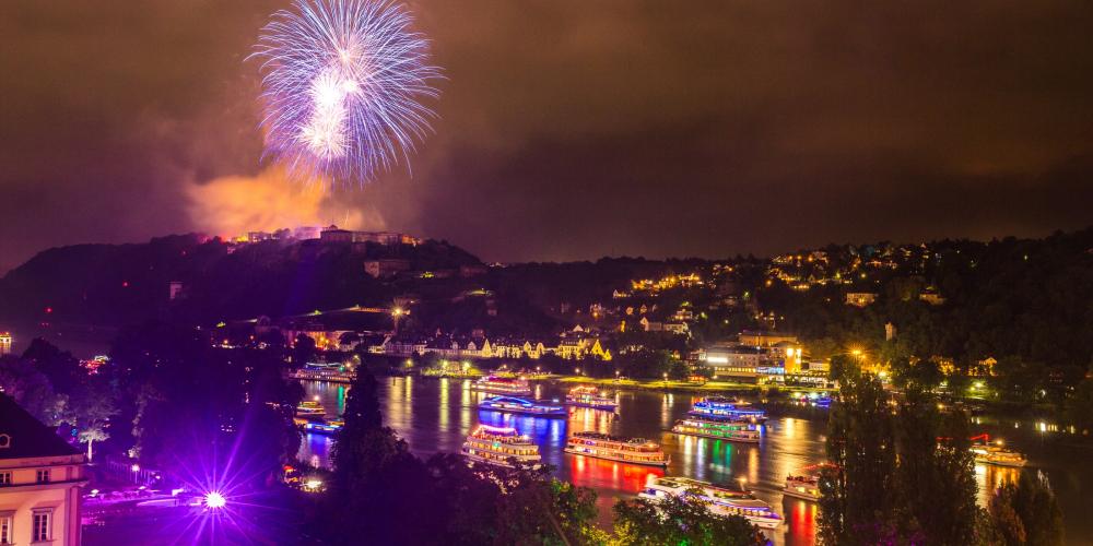 All along the riverbanks there is music and good views of the fireworks. All along the riverbanks there is music and good views of the fireworks.