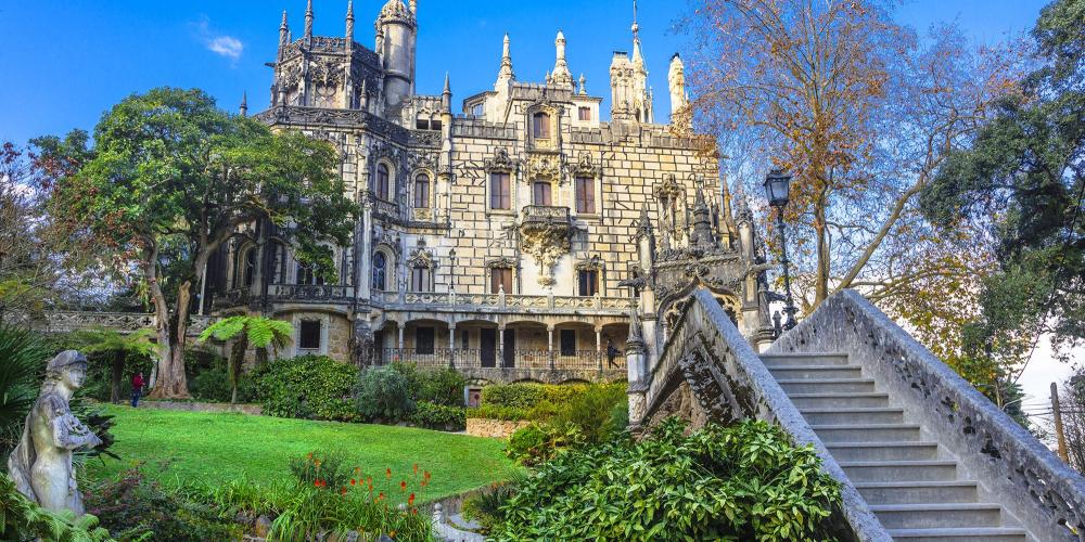 Le palais au cœur de la Quinta de Regaleira, qui semble une extension naturelle du sol, incorpore de nombreux styles de périodes diverses. – © leoks / Shutterstock