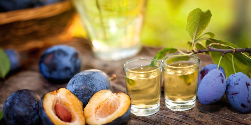 Łącko slivovitz is a local plum brandy of great strength and aroma, regarded as an "intangible asset of national culture" in Poland. – © Cherries / Shutterstock