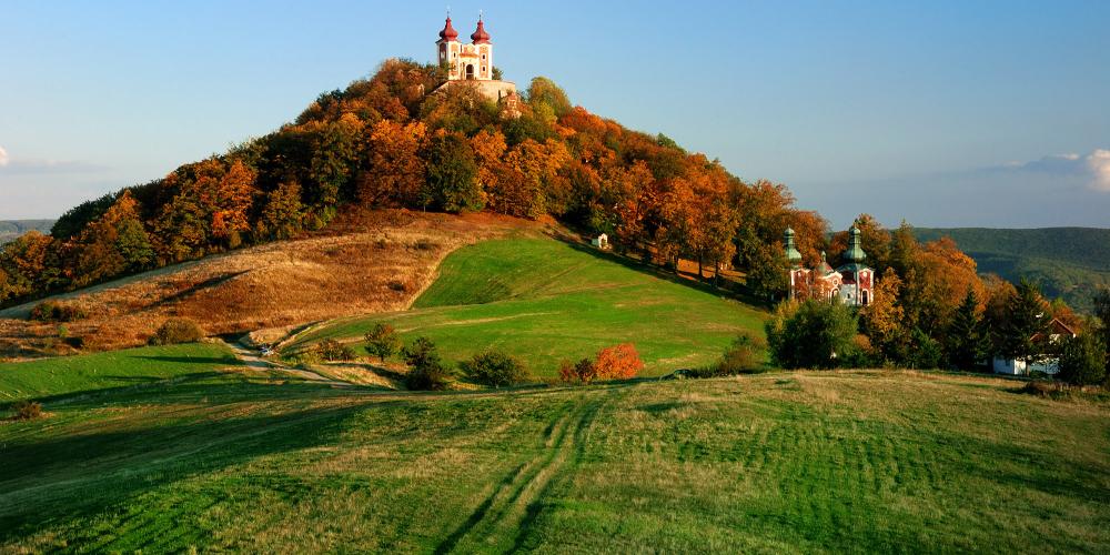 Le Calvaire de Banská Štiavnica a été construit par les Jésuites au XVIIIe siècle. L'ascension raide menant à l'église supérieure vous récompensera d'une vue magnifique sur Banská Štiavnica et ses environs. – © Maran Garai / Shutterstock