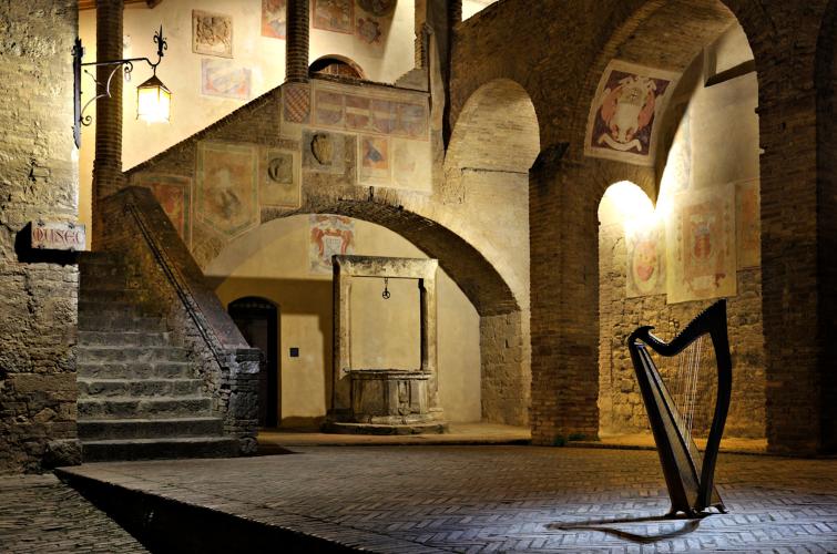 The court in the Town Hall is full of history and the symbols from past noble families. – © Duccio Nacci
