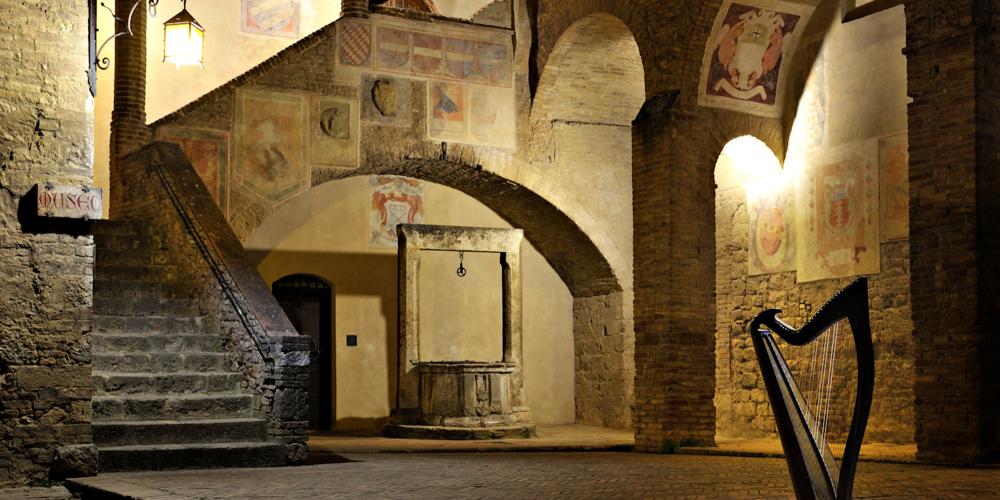 La cour de l'Hôtel de Ville est riche d'histoire et de symboles des anciennes familles nobles. – © Duccio Nacci