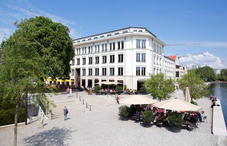 Since the reconstruction of the building ensemble Humboldtstrasse, the waterside promenade Alte Fahrt has been developed. Located directly at the entrance to the historical city centre various restaurants and cafes offer their delicacies in a pleasant atmosphere. – © Andre Stiebitz / PMSG