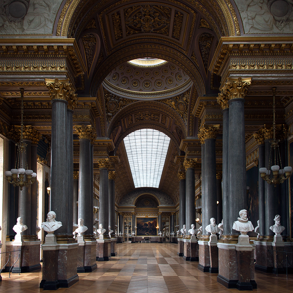 La galerie des Batailles est la plus importante des galeries historiques créées par Louis-Philippe dans le Palais. Elle couvre presque tout le premier étage de l'aile sud et représente près de 15 siècles de succès militaires français. - © Didier Saulnier