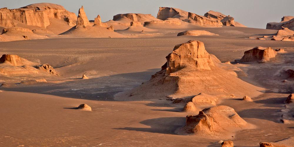 Arid landscape in Lut Desert. – © Marcin Szymczak / Shutterstock