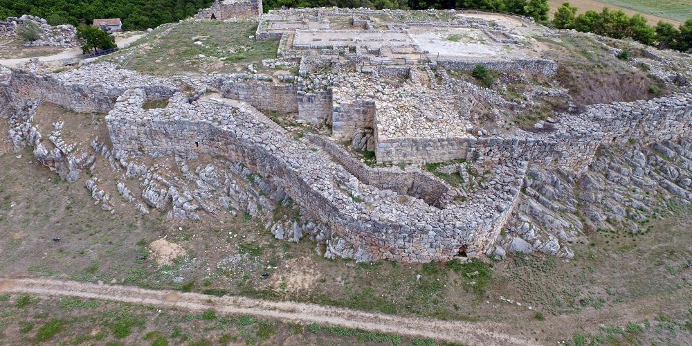 Vue aérienne du palais et de la grande cour de la citadelle de Tyrinthe, avec ses murs de 8 mètres d'épaisseur dont les légendes disent qu'ils furent construits par les cyclopes. – © Ministère Hellénique de la Culture et des Sports / Ephorie des Antiquités d'Argolide