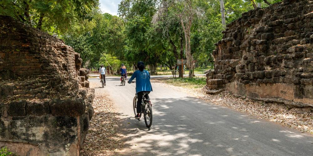 Bike tours lead visitors to the highlights of the World Heritage Site, including to cultural experiences. – © Michael Turtle