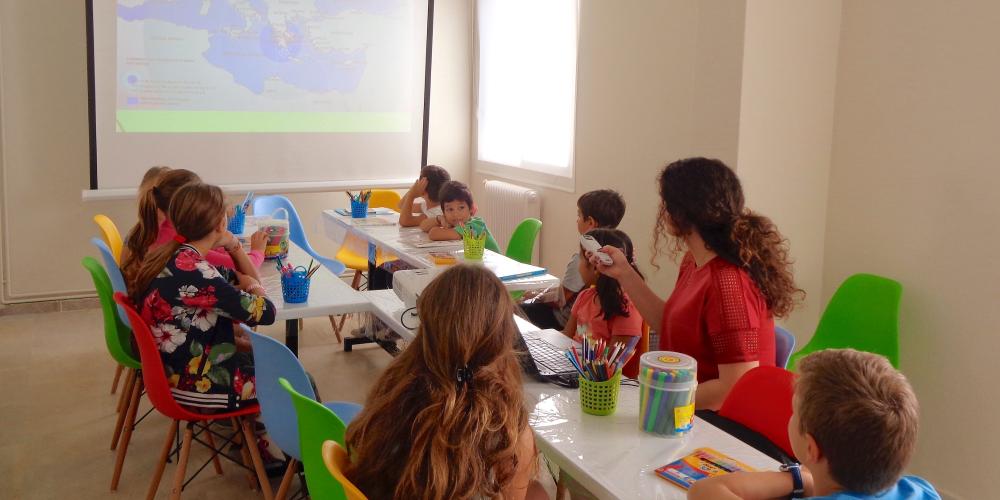 Watching a presentation about the Olympic Games with little archaeologists! – © Dig it