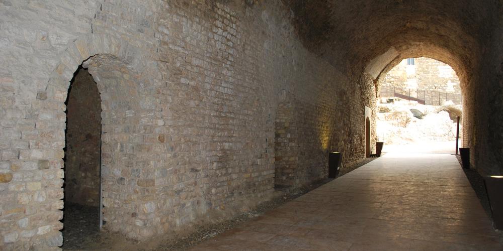 The “Sant Hermenegild” vault was used to support the upper platform of the south-eastern side of the circus. It was a link to the city with the provincial Fòrum, passing beneath the circus. – © Tarragona Tourist Board
