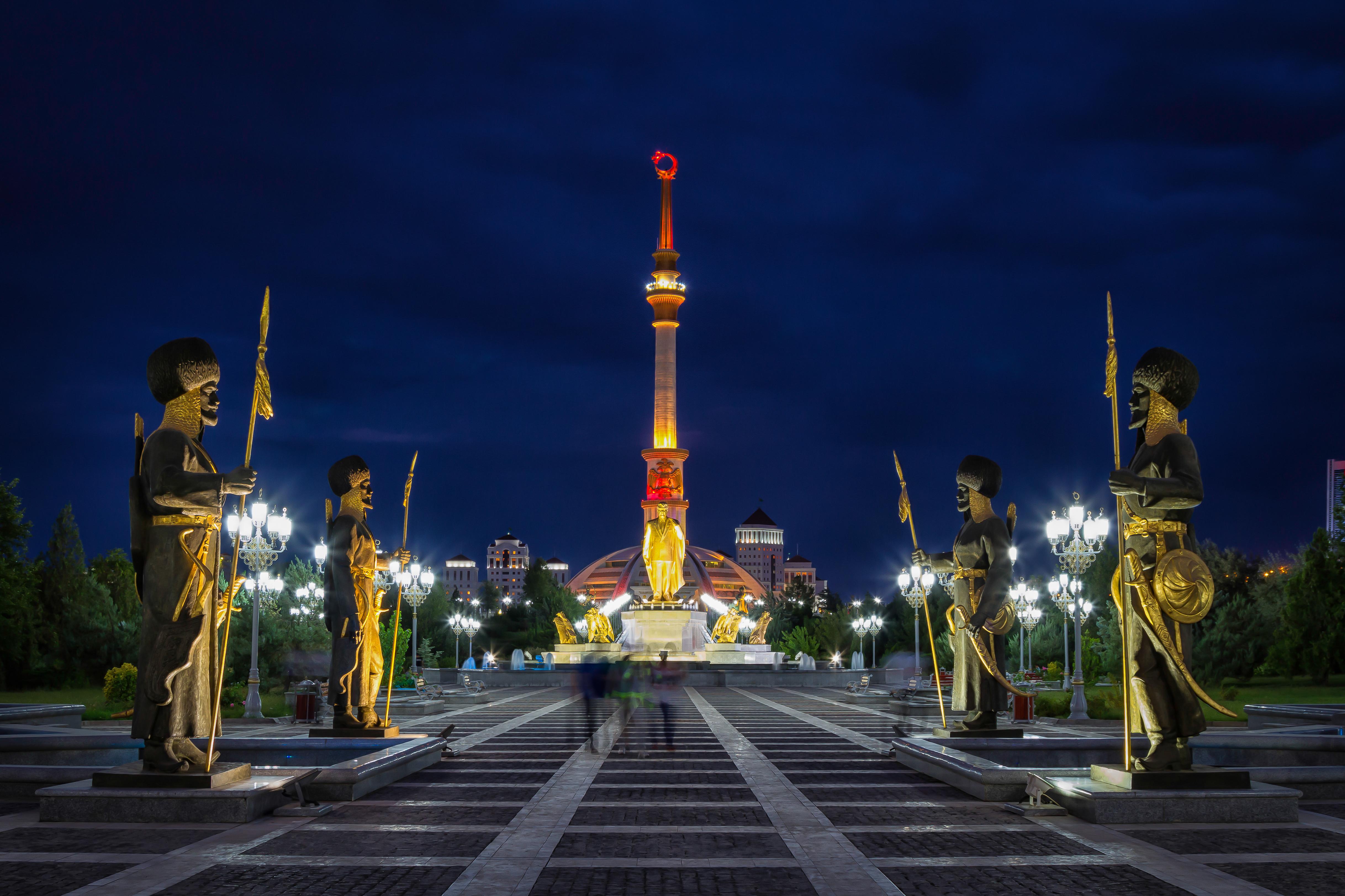 Visitors can enjoy an evening stroll through the beautifully lit Independence Square. © Jakub Buza / Shutterstock