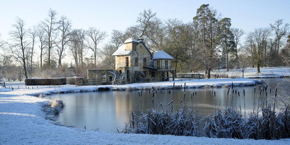 Le moulin du Hameau de la Reine borde un lac artificiel. Sa roue est purement décorative. – © Thomas Garnier