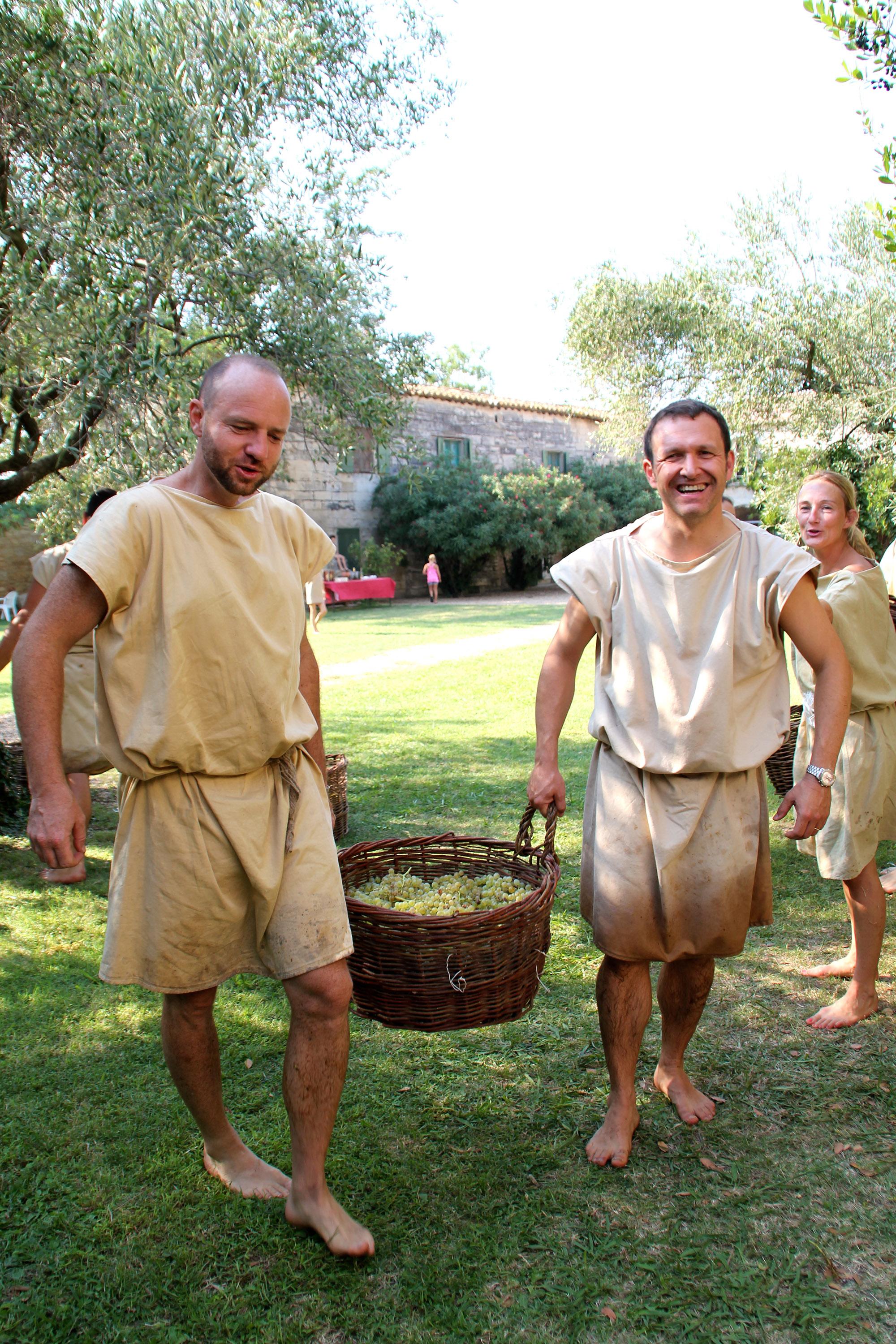 In the Mas des Tourelles: Reconstruction of the grape harvest as in Roman times, the 2nd weekend of September. – © C. Parent